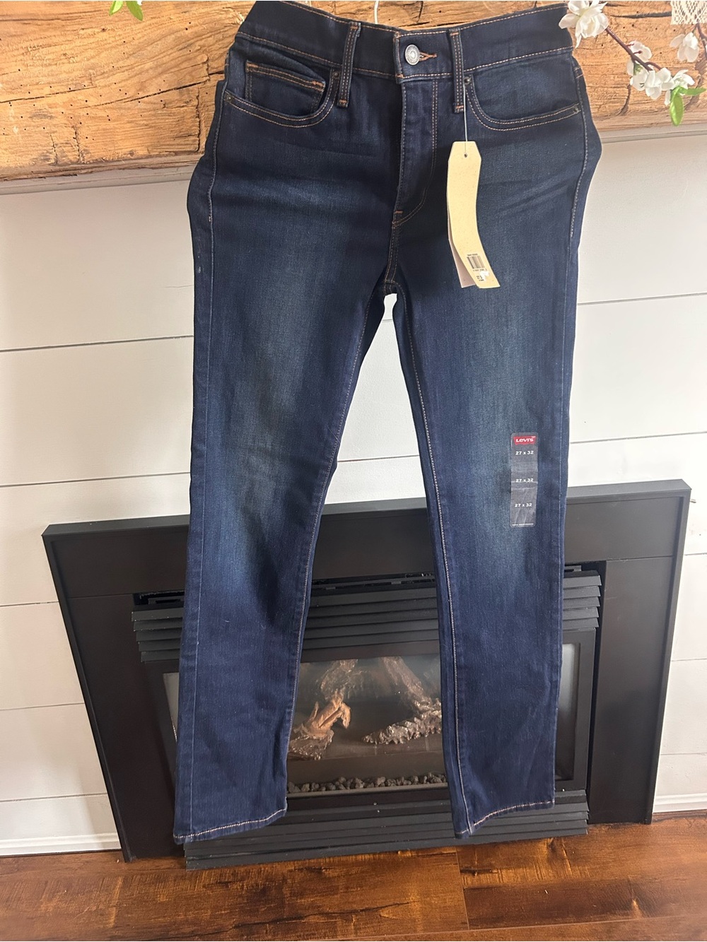 BNWT Levi's Slimming Straight Leg Jeans